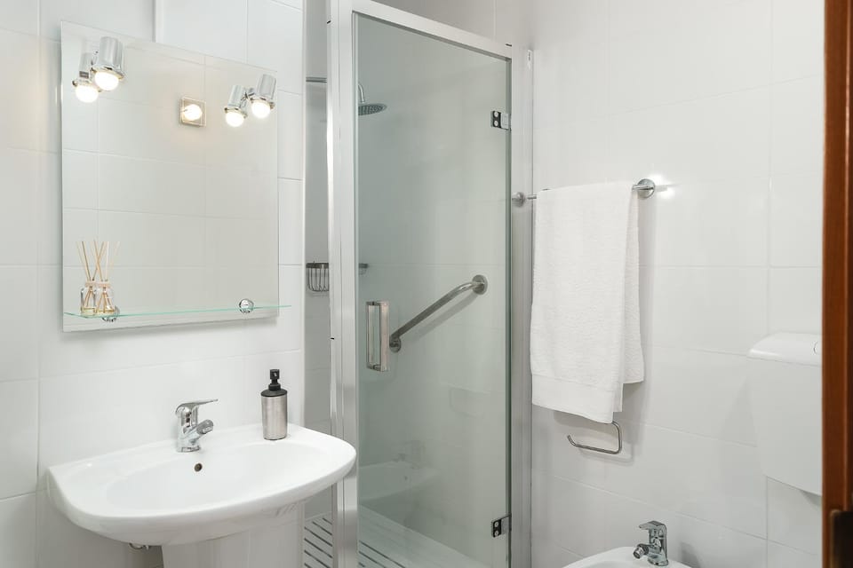 Shower, Toilet