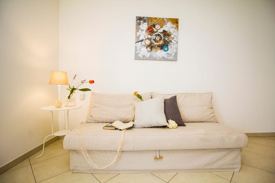 Kitchen or kitchenette, Living room, Decorative detail, Seating area, Dining area
