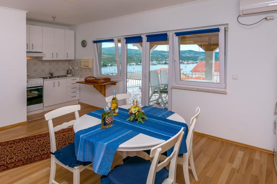 Balcony/Terrace, Kitchen or kitchenette, Seating area, Dining area, Sea view, oven, stove