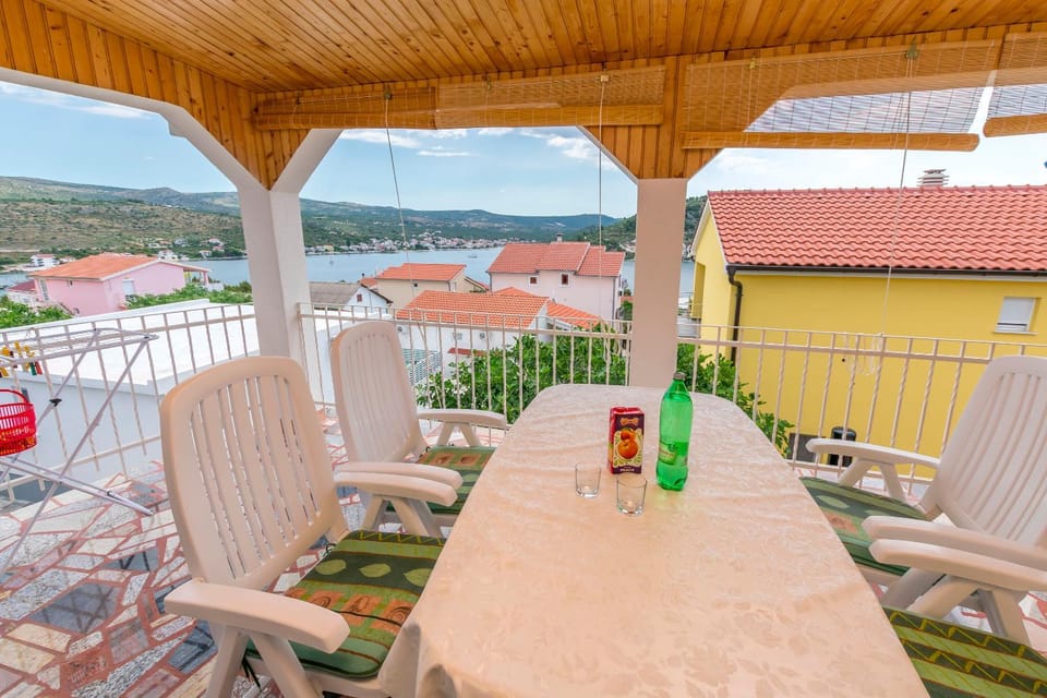 Property building, Day, View (from property/room), Balcony/Terrace, Dining area, City view, Sea view