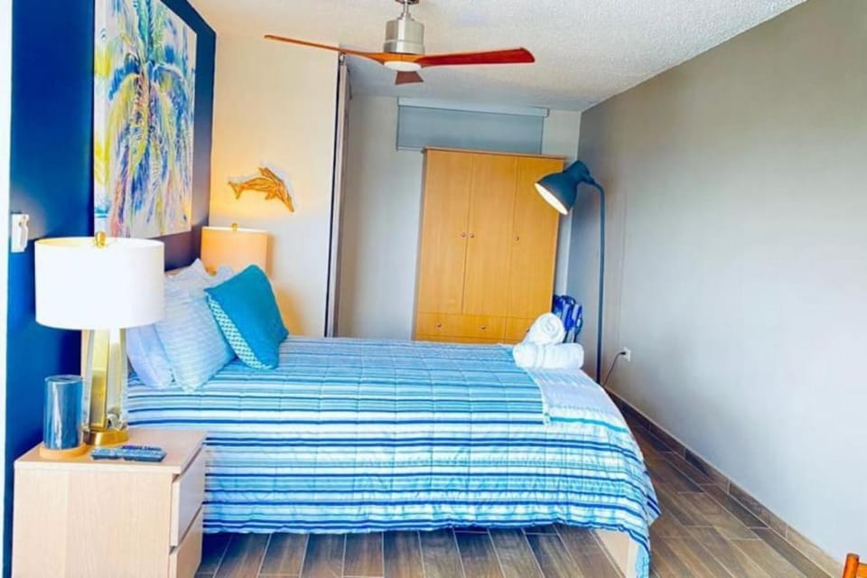 Starfish Oceanview Beach Block BALCONY Ocean and City View House in San Juan