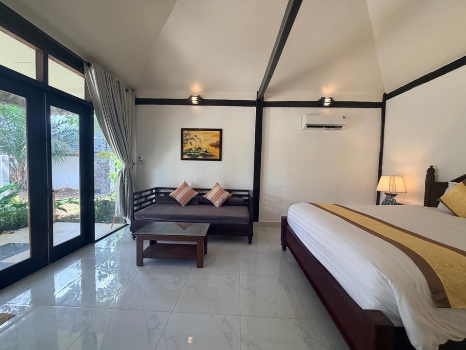 Bed, TV and multimedia, Living room, Photo of the whole room, Seating area, Bedroom, air conditioner