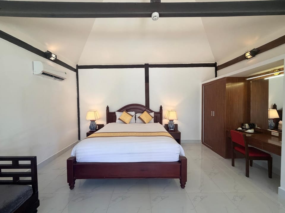 Bed, Photo of the whole room, Bedroom, wardrobe, air conditioner