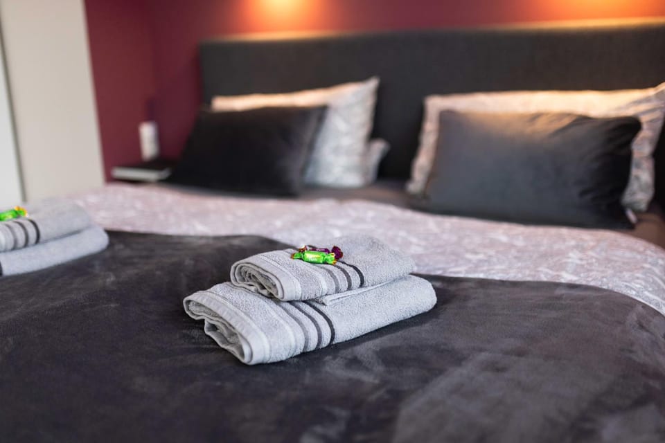 Bed, Bedroom, towels