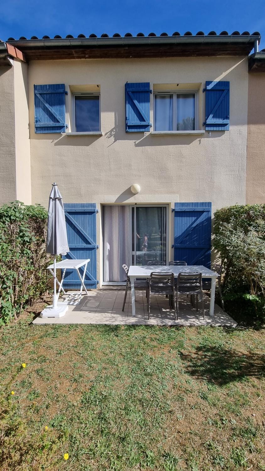 Property building, Patio, Facade/entrance, Balcony/Terrace