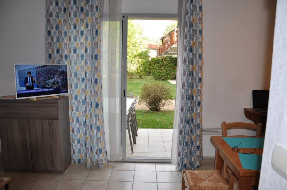 Communal lounge/ TV room, TV and multimedia, Garden view