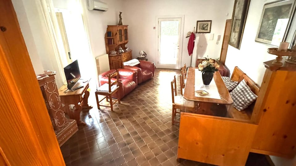 Living room, Dining area, internet