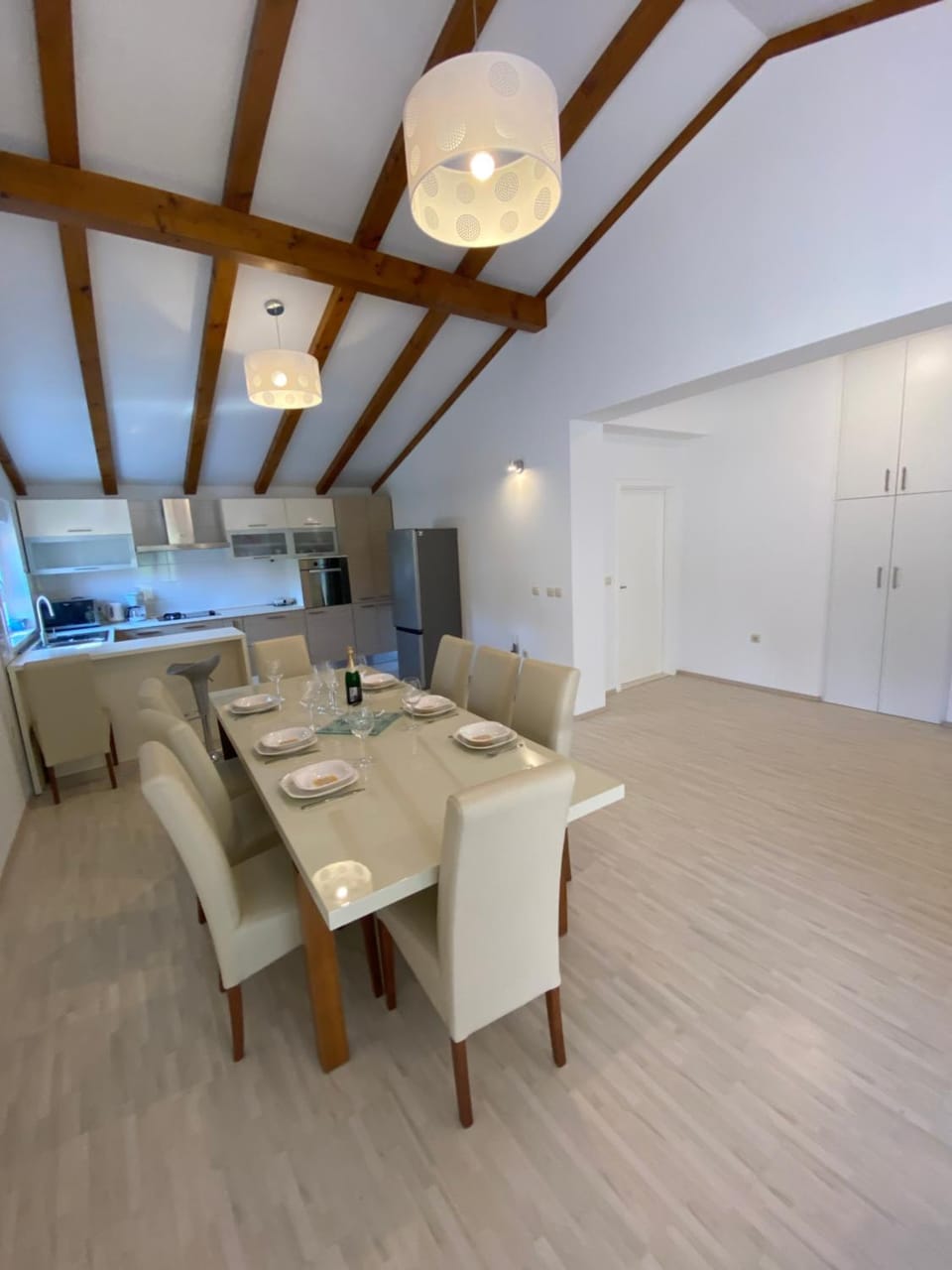 Kitchen or kitchenette, Dining area