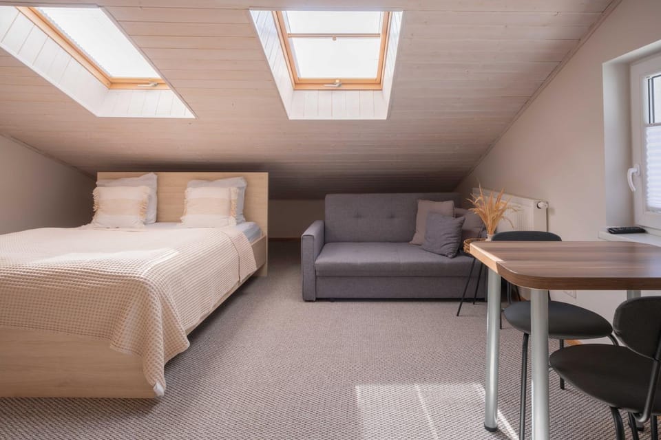 Bed, Photo of the whole room, Seating area