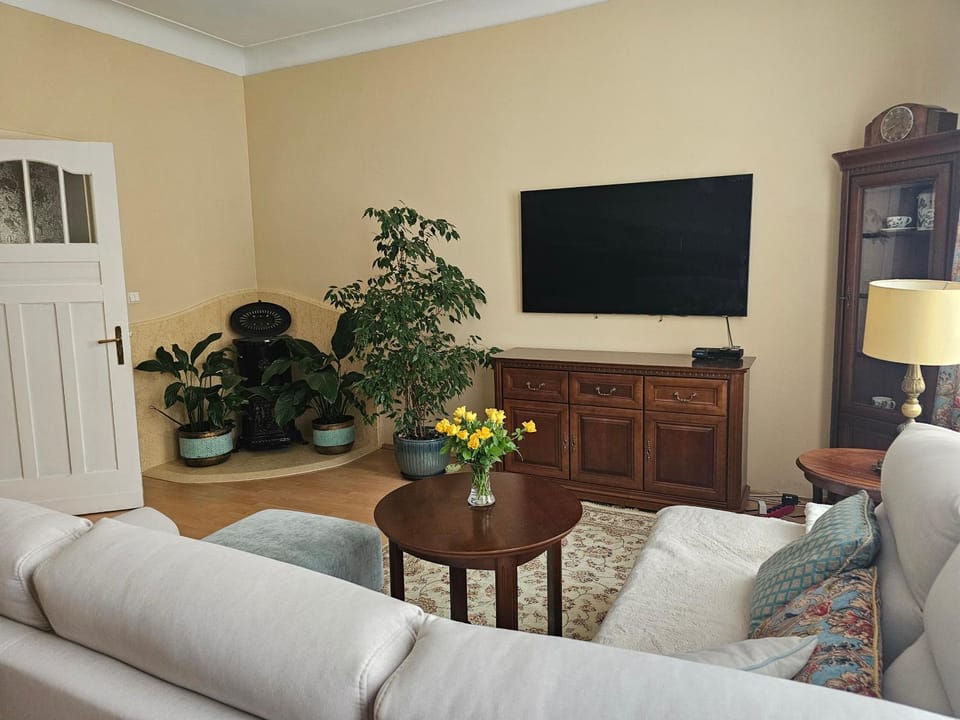 Communal lounge/ TV room, TV and multimedia, Living room, Seating area, Evening entertainment