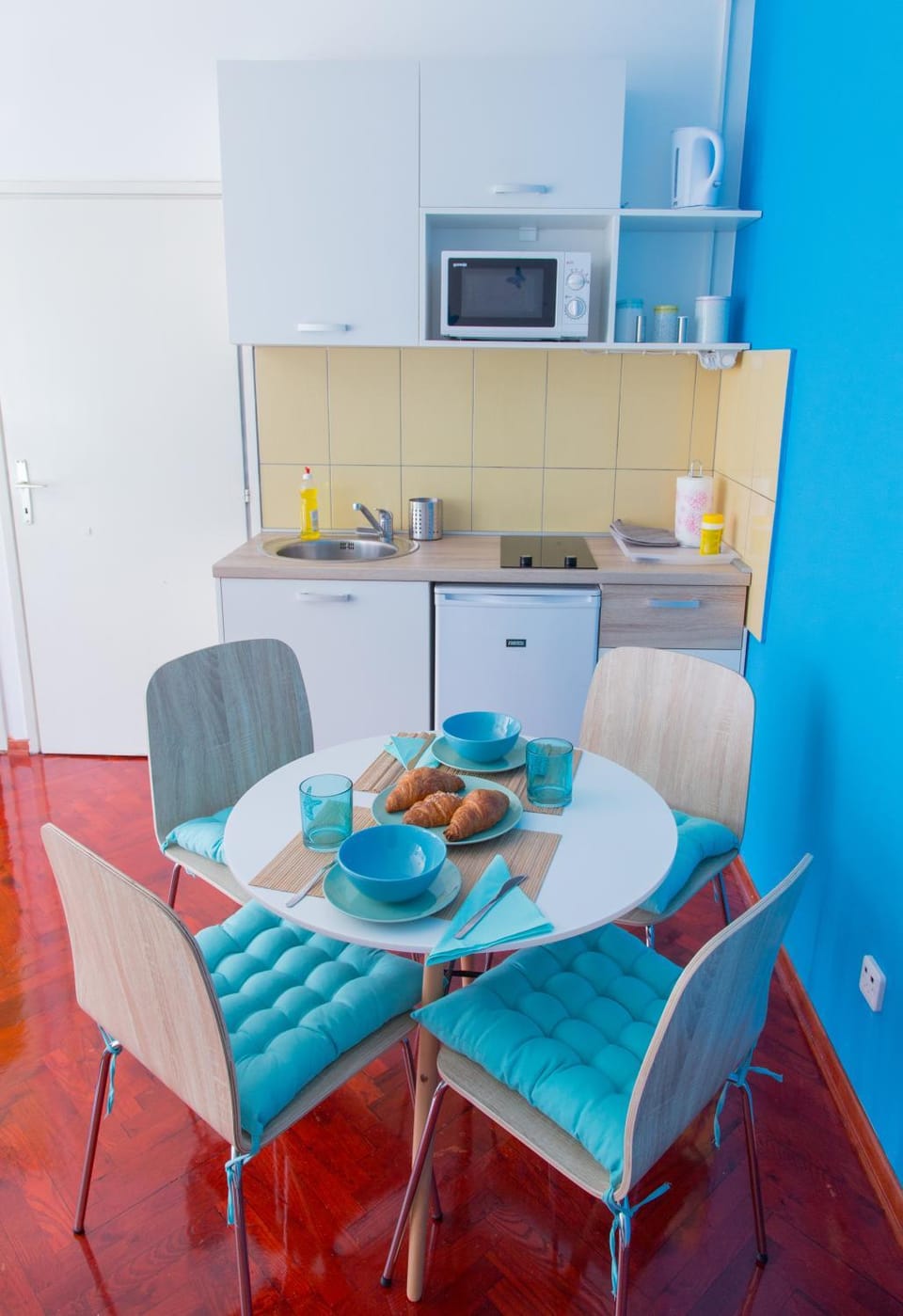 Kitchen or kitchenette, Dining area
