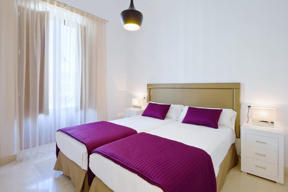Bed, Bedroom, City view, Family