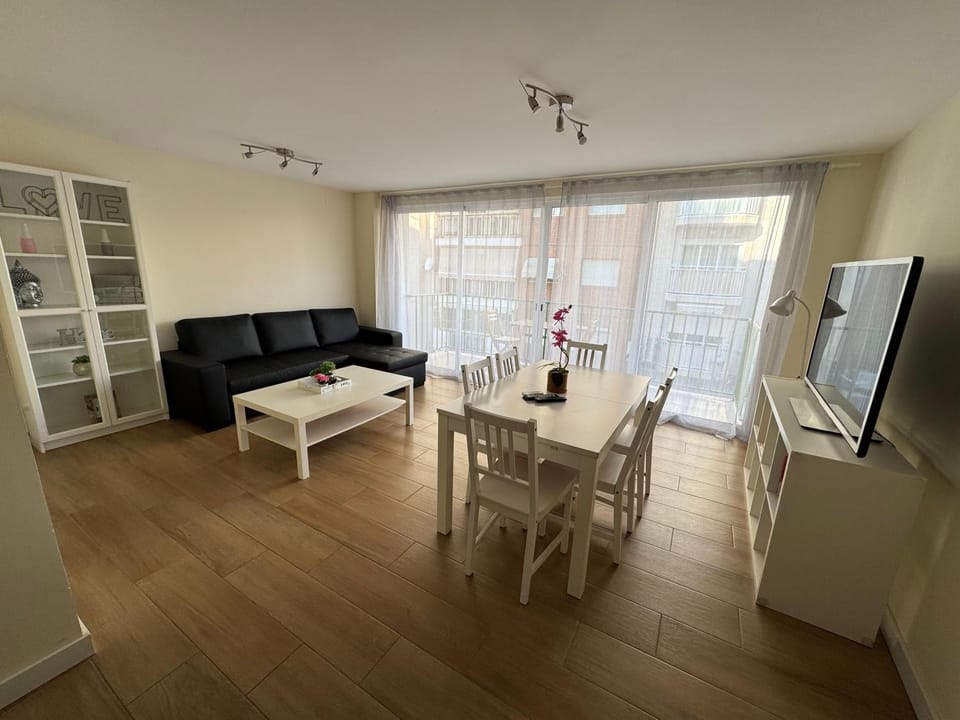 Communal lounge/ TV room, TV and multimedia, Living room, Seating area, Dining area