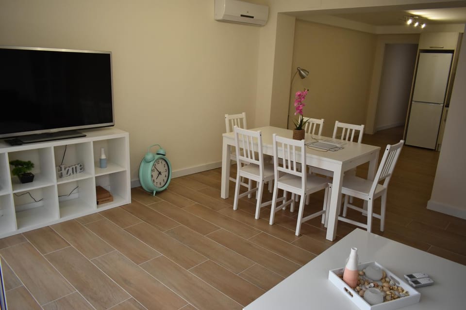 Communal lounge/ TV room, TV and multimedia, Living room, Seating area, Dining area, Evening entertainment, air conditioner