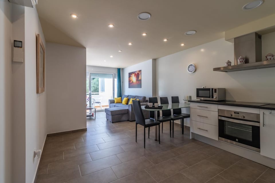 Kitchen or kitchenette, Seating area, Dining area