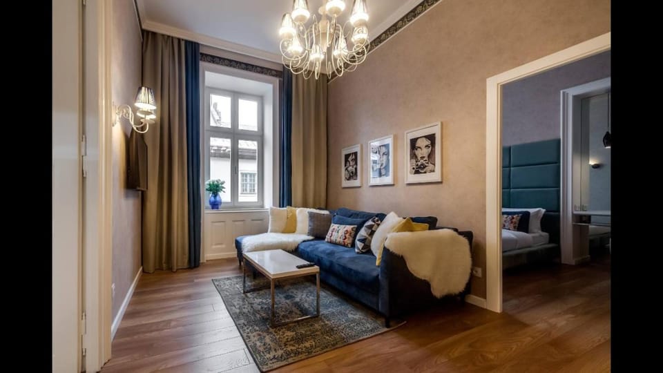 Living room, Photo of the whole room, Decorative detail, Seating area, Sunrise