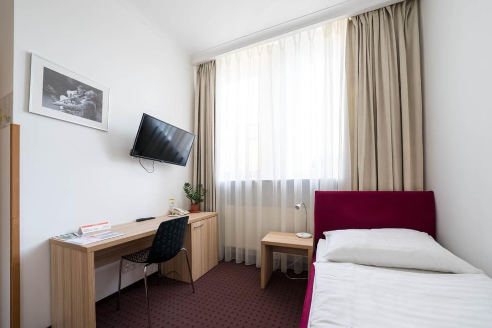 Bed, TV and multimedia, Photo of the whole room, Bedroom, hair dresser