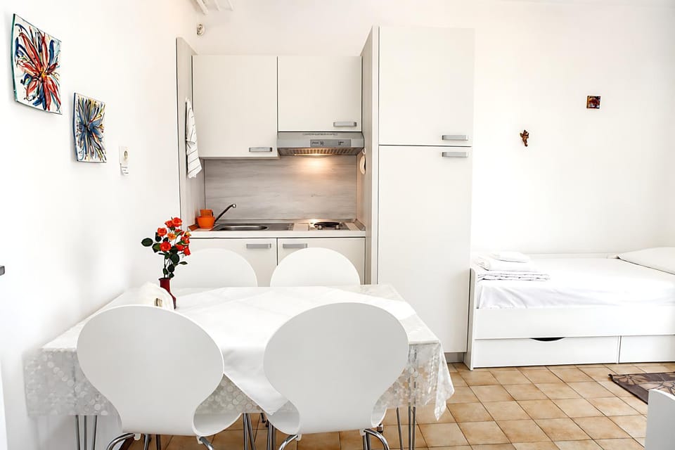 Bed, Kitchen or kitchenette, Dining area, Bedroom