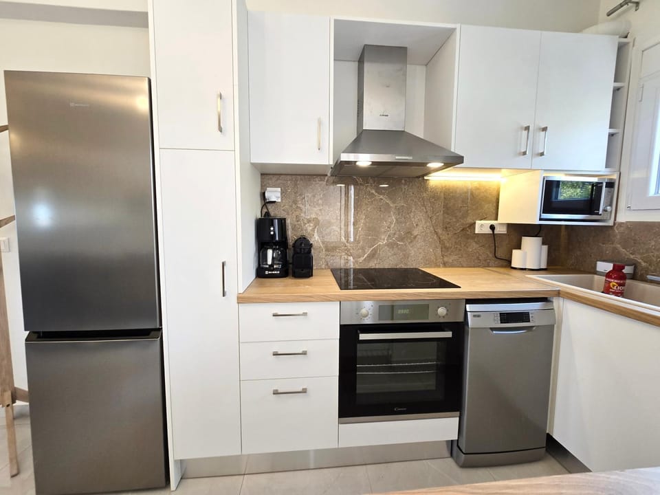 Kitchen or kitchenette, dishwasher