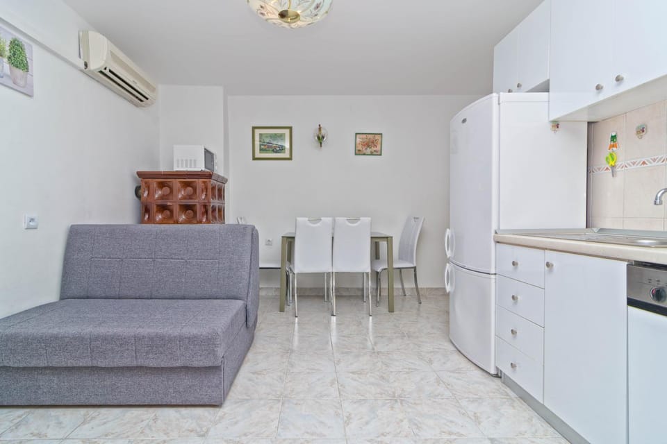 Kitchen or kitchenette, Seating area, Dining area
