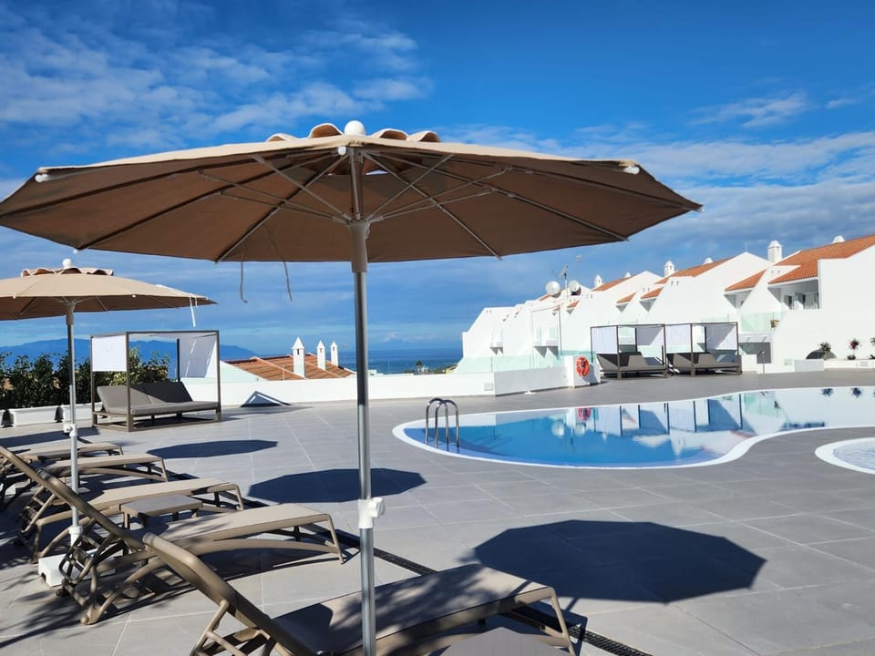 Pool view, Swimming pool, sunbed