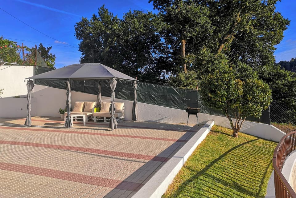 Patio, Facade/entrance, BBQ facilities, Garden, Balcony/Terrace, Decorative detail, Garden view, Mountain view