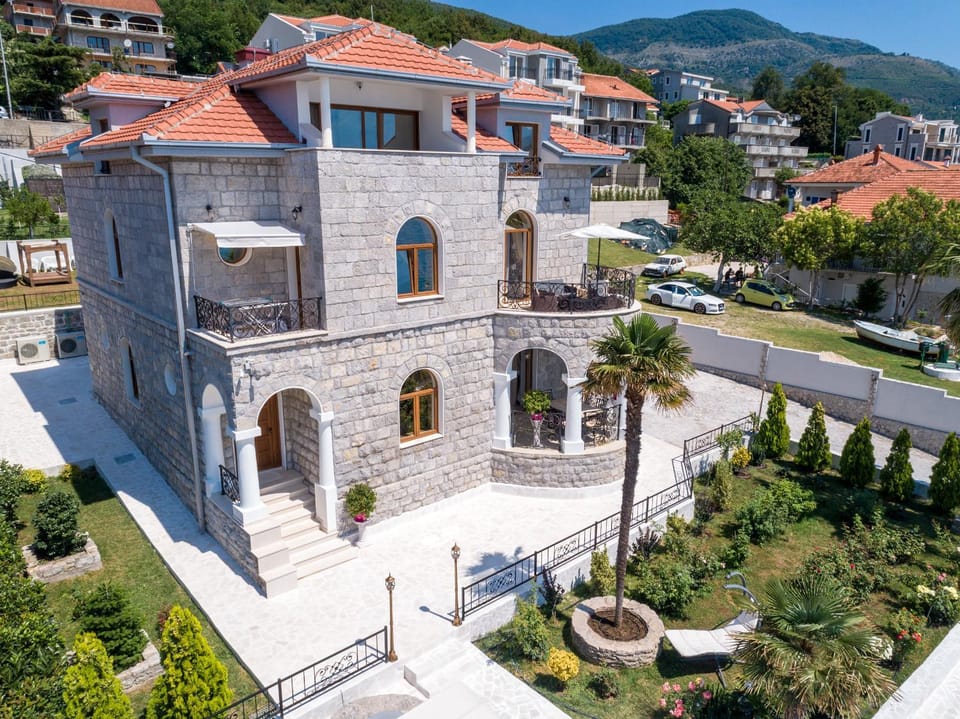 Property building, Day, Neighbourhood, Natural landscape, Bird's eye view, Summer, Garden, City view, Mountain view, Street view, Location