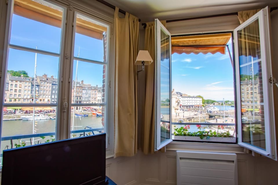 Living room, City view, Landmark view, Street view