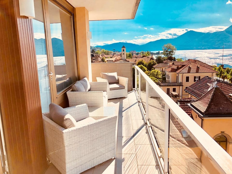 Summer, Balcony/Terrace, Seating area, Lake view, Mountain view