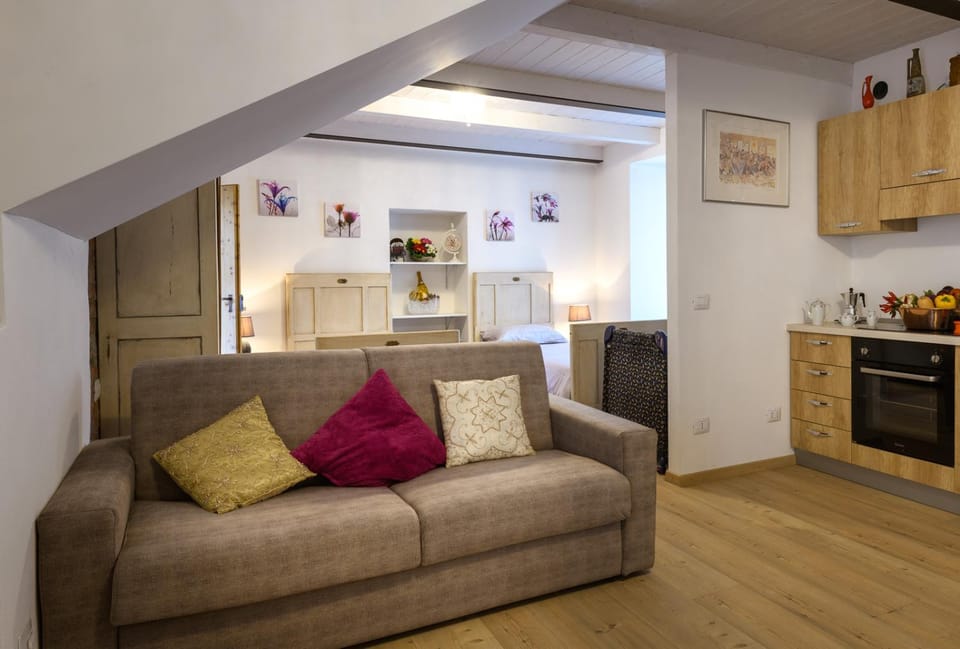 Kitchen or kitchenette, Seating area