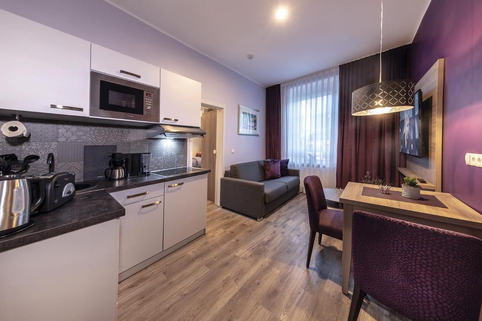 Kitchen or kitchenette, Living room, Seating area, Dining area