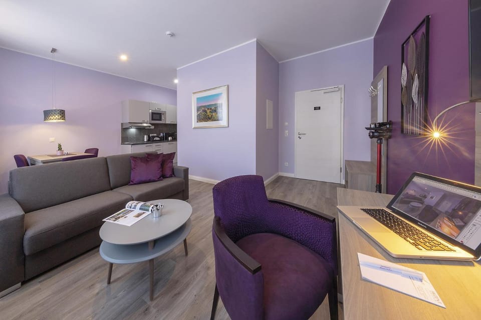 Kitchen or kitchenette, Living room, Seating area, Dining area