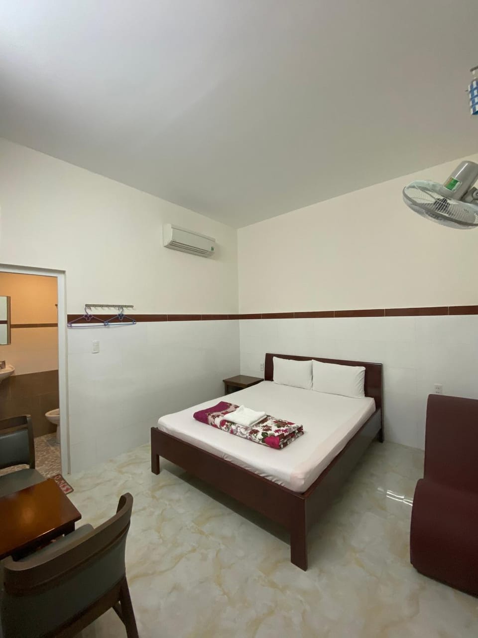Bed, Photo of the whole room, Seating area, Bedroom, towels, air conditioner