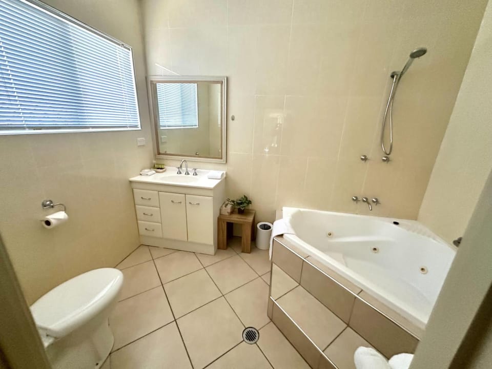 Shower, Toilet, Hot Tub, Bathroom, Bath, towels