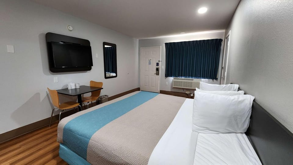 Bed, TV and multimedia, Seating area, Bedroom, hair dresser