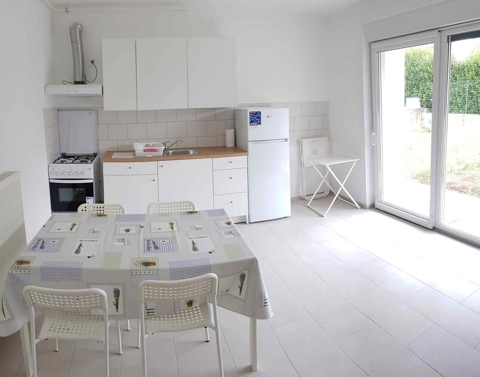 Kitchen or kitchenette, Dining area, Communal kitchen