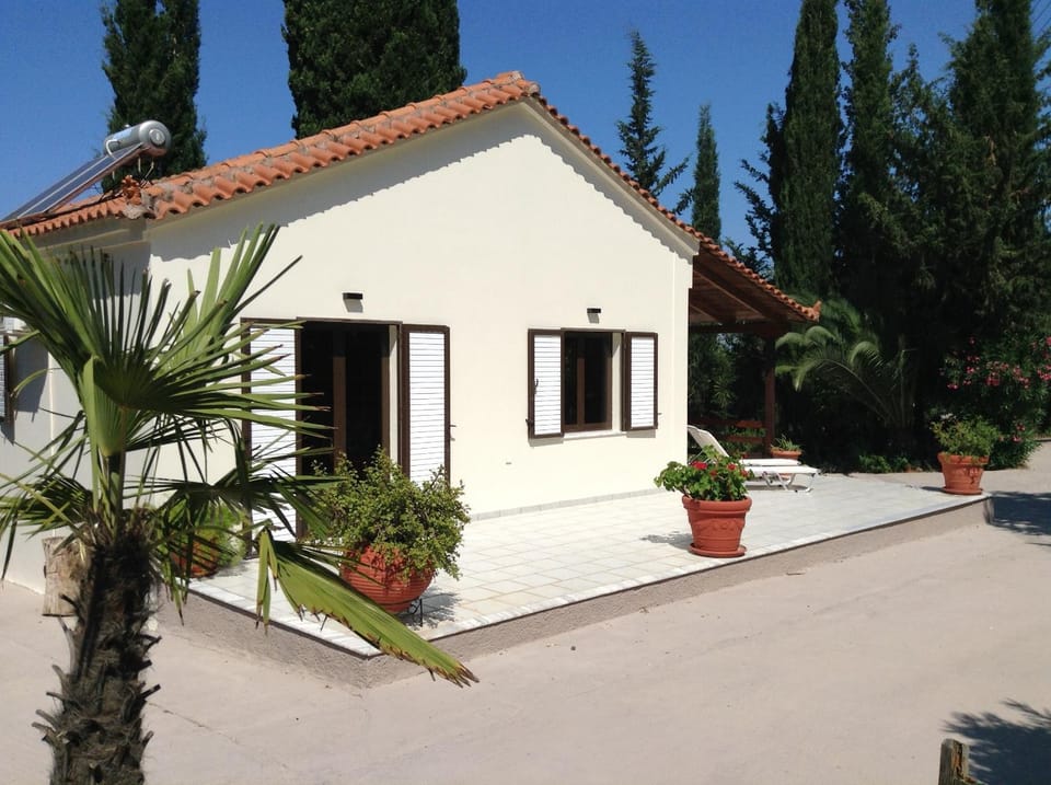 Gialova garden bungalow House in Messenia