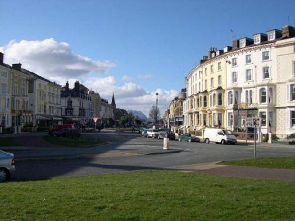 Nearby landmark, Facade/entrance, Neighbourhood, Natural landscape