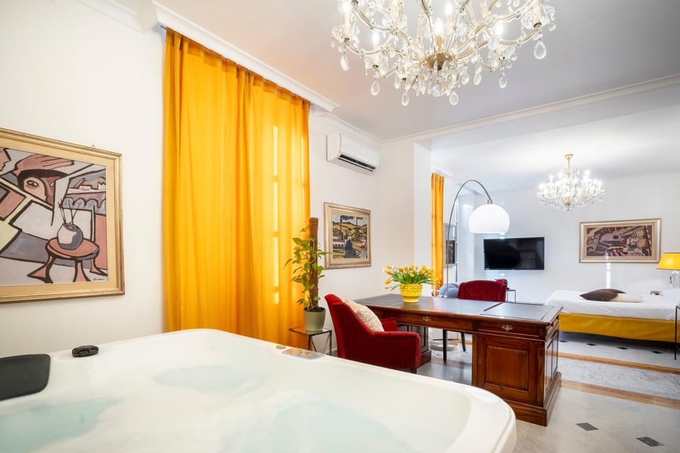 Hot Tub, Photo of the whole room, Bedroom