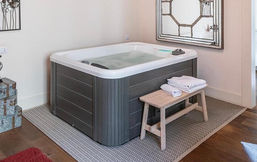 Hot Tub, towels