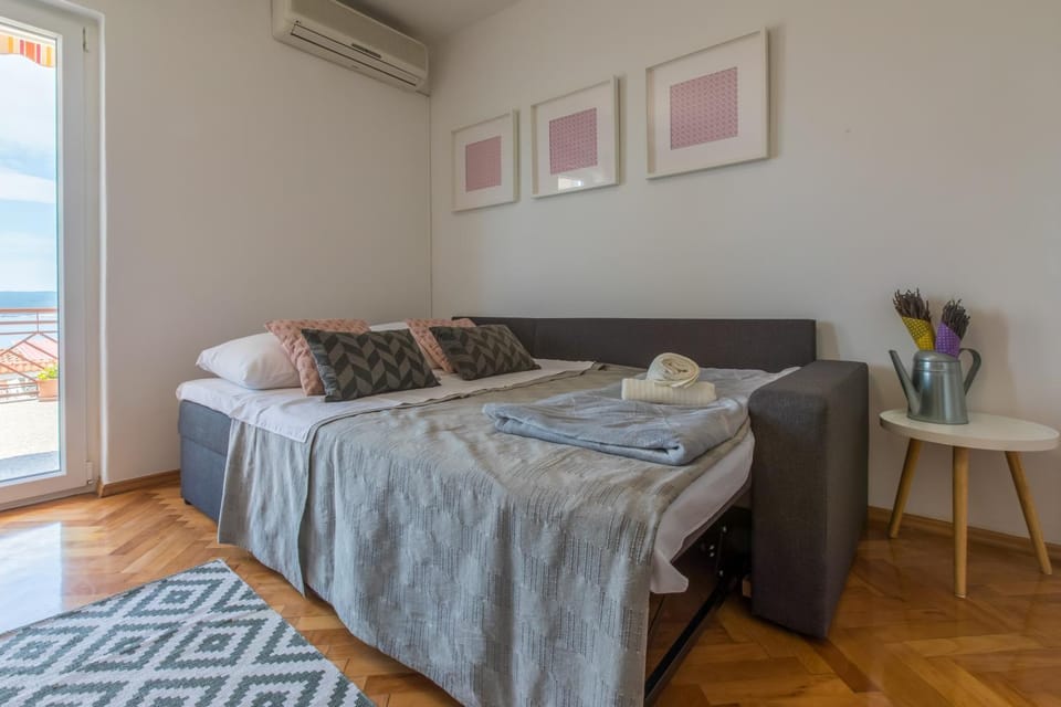 Bed, Living room