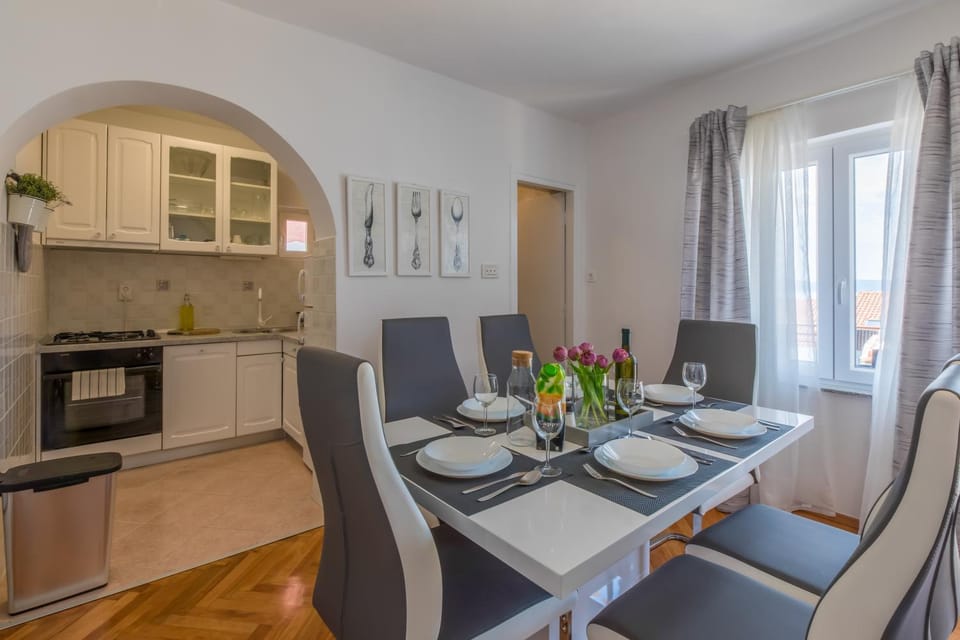 Kitchen or kitchenette, Seating area, Dining area