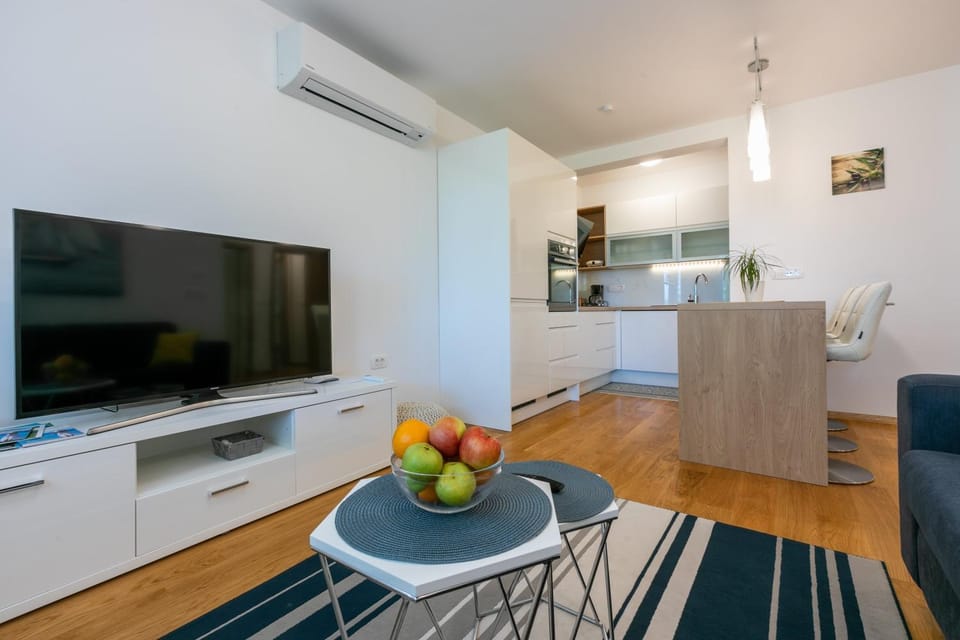 Kitchen or kitchenette, Seating area, Dining area