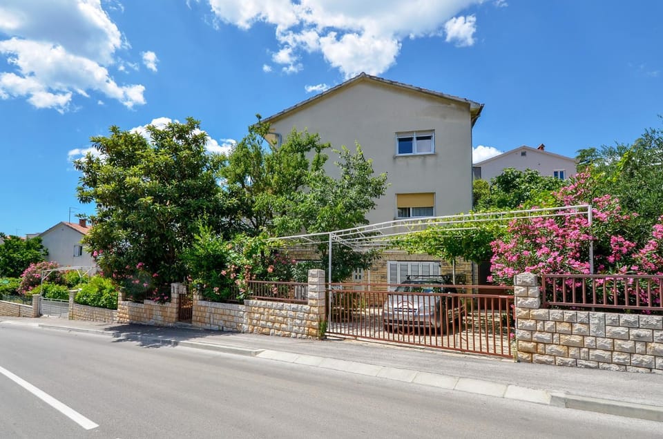 Property building, Facade/entrance, Off site, Day, Summer, Garden view, Street view, Area and facilities