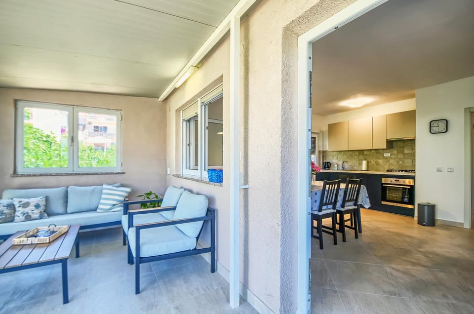 Dining area, kitchen