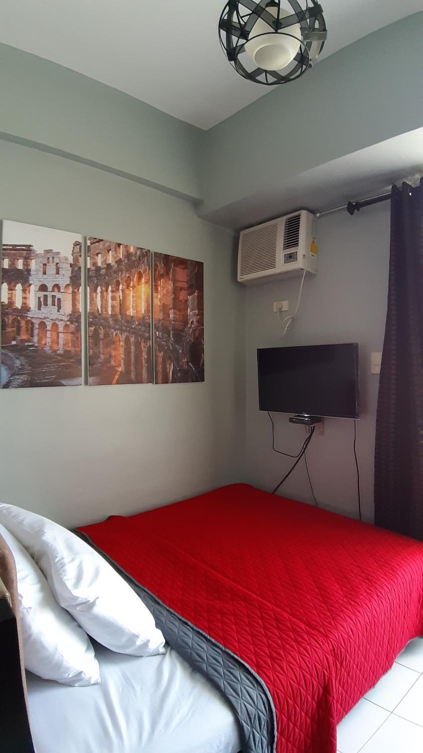 1BR with Balcony Overlooking Pool Chateau Elysee Near NAIA Apartment in Paranaque