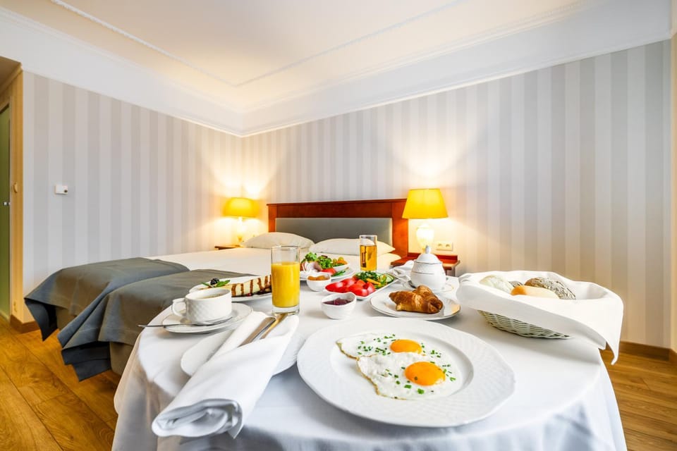 Bed, Food and drinks, Photo of the whole room, Bedroom, Food, Breakfast, Continental breakfast
