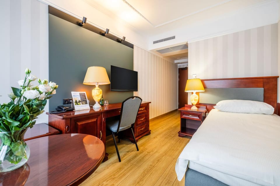 Bed, TV and multimedia, Photo of the whole room, Seating area, Bedroom
