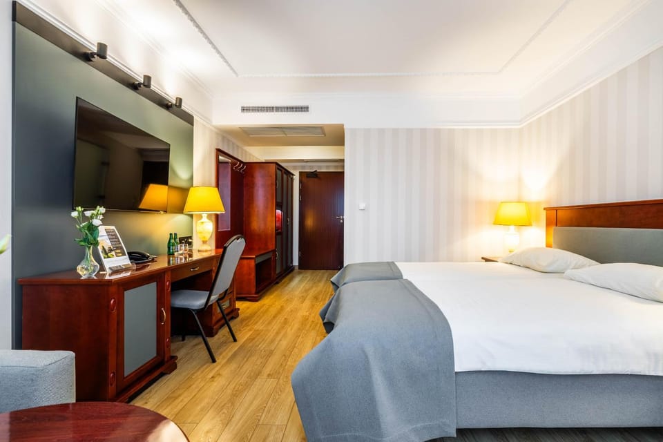 Bed, TV and multimedia, Photo of the whole room, Seating area, Bedroom, air conditioner