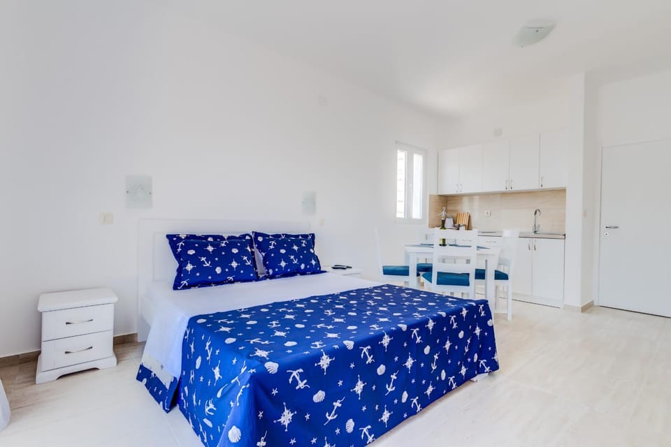 Bed, Day, People, Summer, Kitchen or kitchenette, Food and drinks, Other, Photo of the whole room, Decorative detail, Dining area, Bedroom, Food, Guests, Meals, Breakfast, Drinks, children